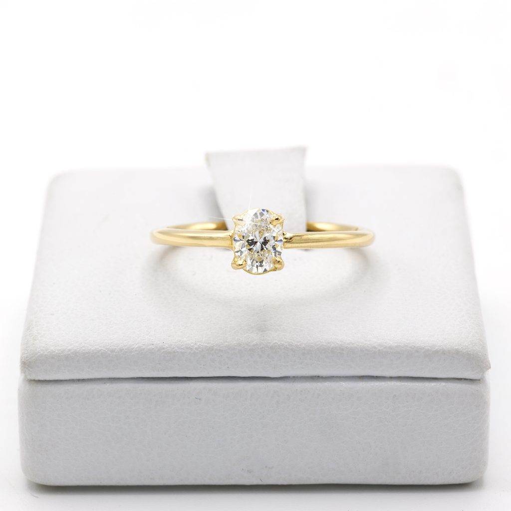 Anello Solitario in Oro Giallo 18KT Fatto a Mano con Diamante Naturale Taglio Ovale | Gioiello Artigianale Made in Italy – Eleganza Eterna